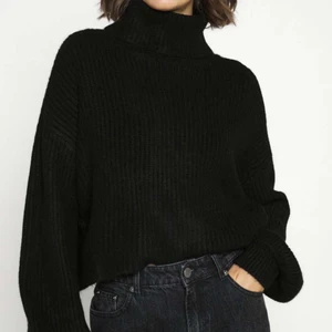 Stickad tröja - Stickad tröja från monki i storlek s. Endast använd en gång så den är i nyskick, egna bilder kan skickas vid intresse:)