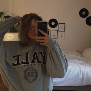 Grå sweatshirt  - Säljer denna as snygga gråa sweatshirt i storlek S efter som den inte kommer till användning, snålt använd så fint skick!!🤍