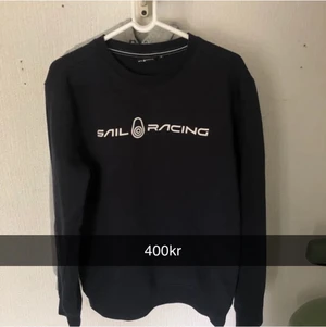 Sail racing  - Väldigt fräsch! Har försökt sälja för ett dyrare pris men har inte fått den sålt. Därför sänkte jag priset. Jag har i vanliga fall storlek S och denna tröjan är M och passar mig.