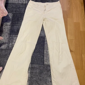 Low waisted jeans från 2000-talet  - Den e gammal från 2000-talet. Den är low waidted och passar bra! Storlek 36