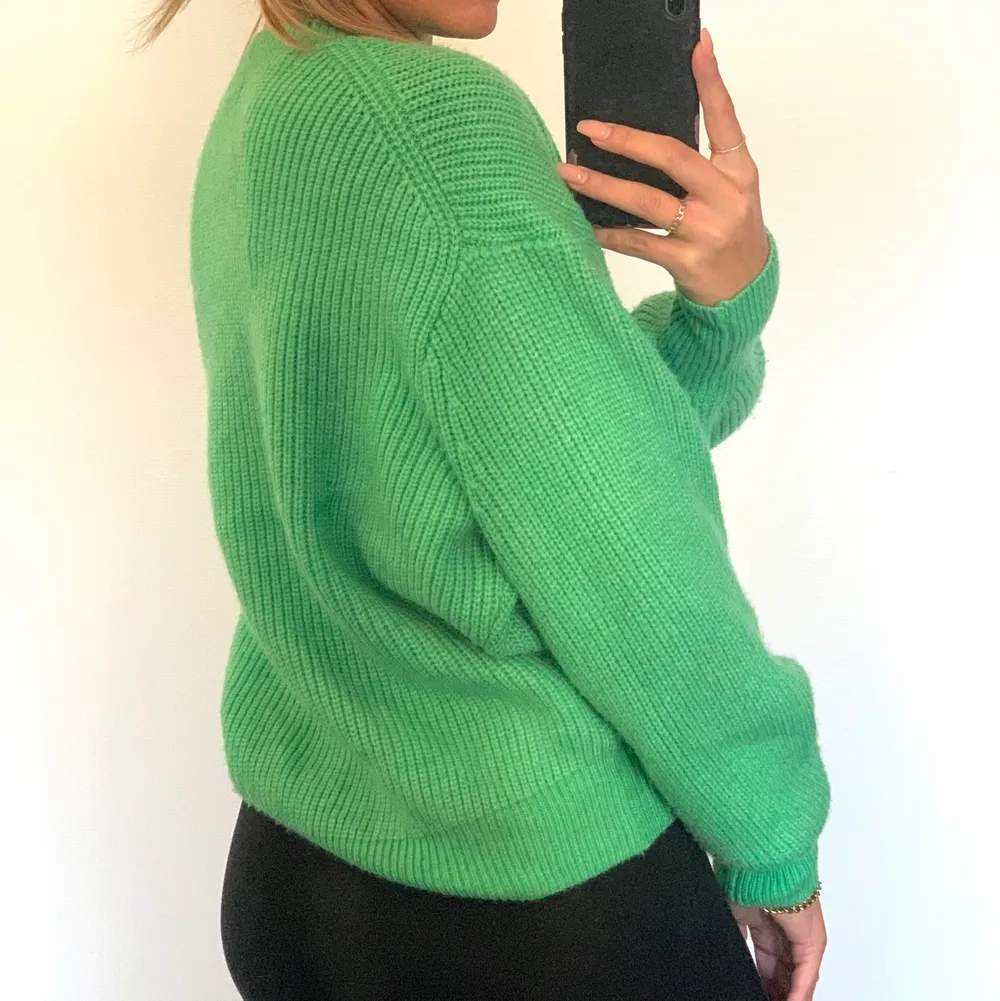 Grön stickad tröja från H&M🤗  (köparen står för frakten). Tröjor & Koftor.