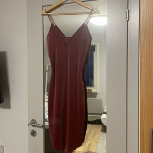 Bodycon klänning  - Säljer en bodycon eller figursydd klänning från bikbok storlek S. Ordinere pris 399kr. Endast använd 1-2ggr 