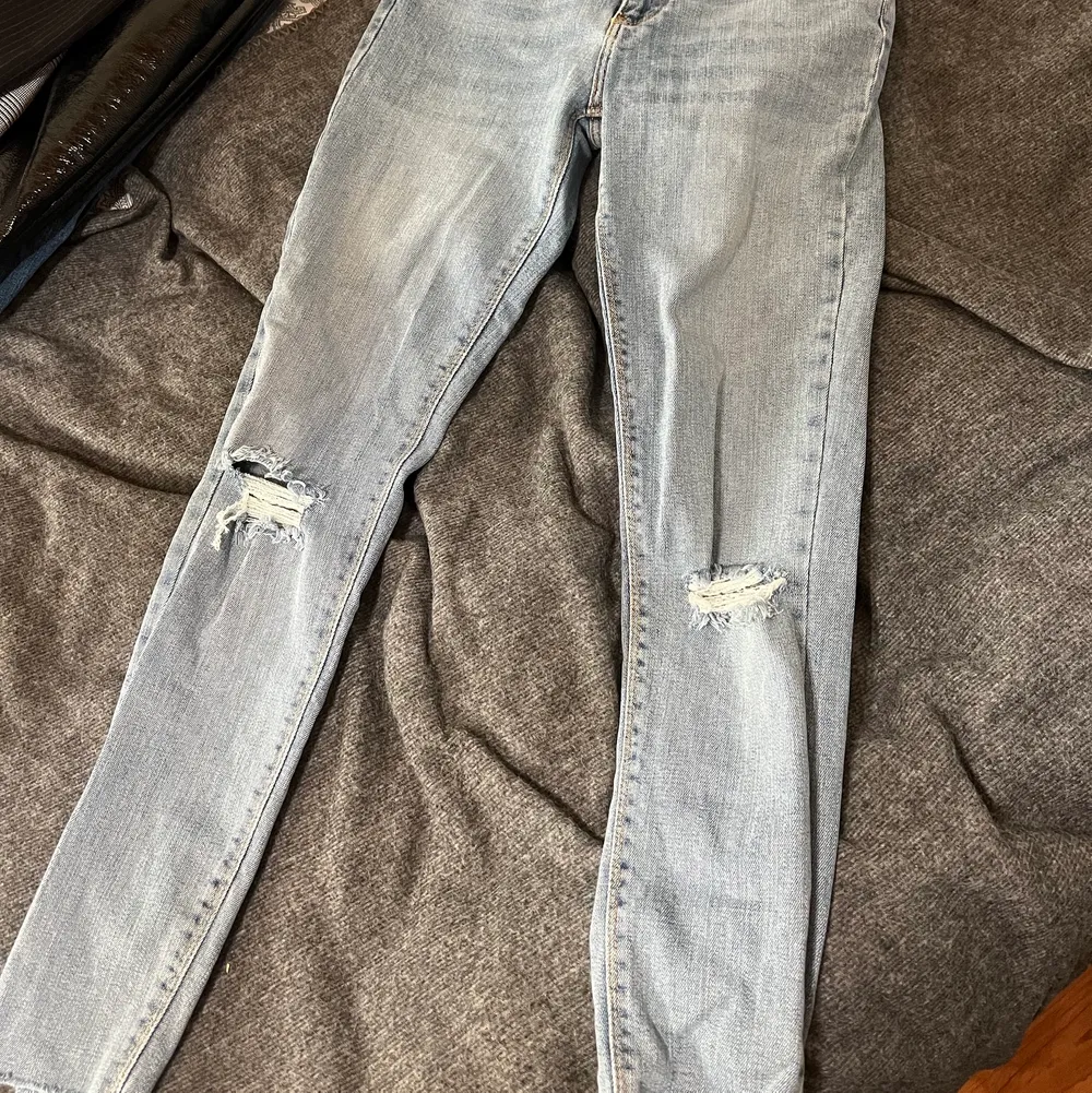 Blå jeans med hål i knäna storlek M, 100kr + frakt. Jeans & Byxor.