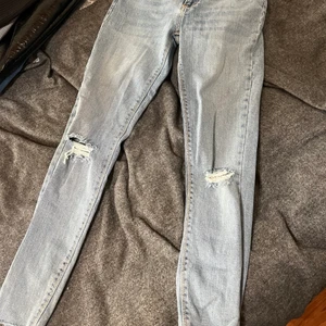 Blå jeans  - Blå jeans med hål i knäna storlek M, 100kr + frakt
