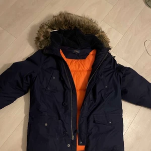 Tommy Hilfiger jacka - En mycket fin jacka som enbart använd en gång men storleken passa ej. I stolek S men skulle säga att den passar S och M. Mycket bra skick så gott som ny. Buda eller skriv rimligt bud för snabb affär. Hämtas i Eskilstuna annars tillkommer frakt.