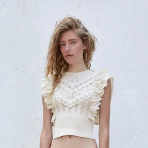 Zara topp  - Säljer denna super fina topp ifrån Zara. Aldrig använd därav säljer jag den. Stl S men funkar som S-L så materialet e stretchigt❤️❤️ Ord pris: 259kr