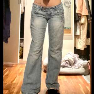 Så fina lågmidjade jeans bra skick osv, står typ ingen storlek eller står typ 36 men passar på mig som är 165cm och brukar ha runt 30 i midjan🍓🍓💘