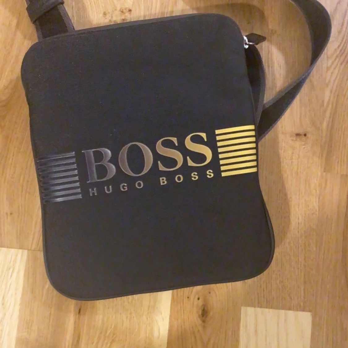 Hugo boss axelväska 