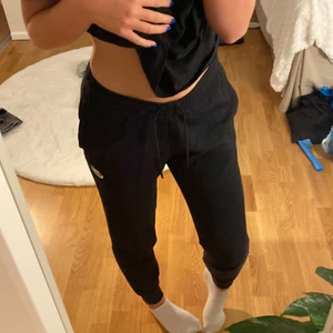 Mjukisbyxor  - Säljer dessa svarta nike mjukis som är i superfint skick!! Älskar verkligen dessa men de kommer inte till användning längre 💋💋