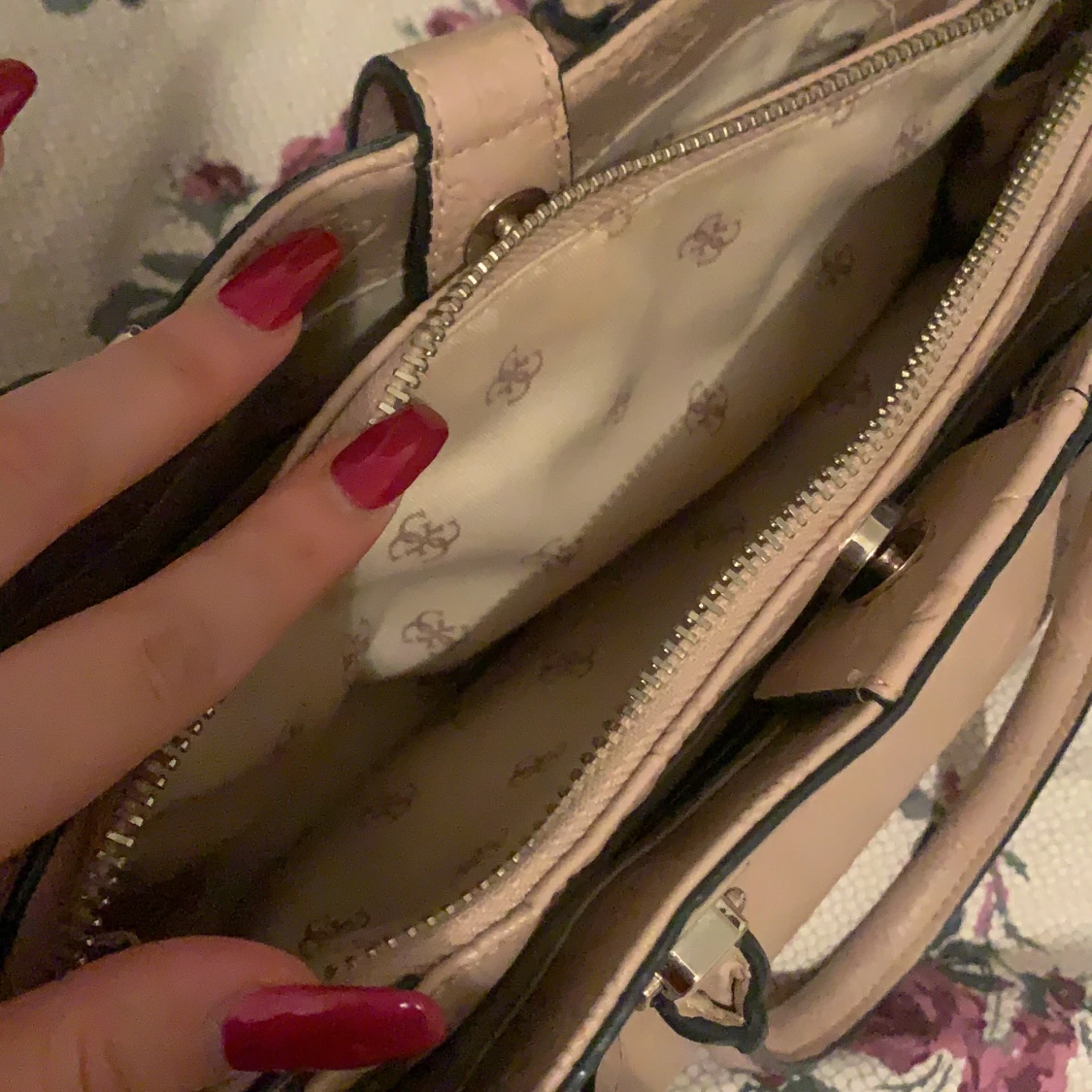 Beige Guess väska  - 91