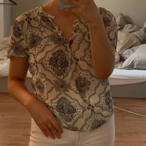 Odd molly blus - Säljer denna kortärmade odd molly blusen då den inte är i min stil längre. I storlek 3 vilket motsvarar storlek L men passar mig som normalt bär xs/s på toppar (se bild 1)! I välanvänt skick, skavanker kan man se på bild 2. Skric för närmare bild på skavanker🥰 Nypriset låg på runt 700-1000kr, jag säljer denna för 80 kr eller bud + frakt 📦 💙