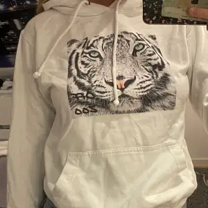 Säljer en jättesnygg hoodie ifrån off zoo. Andvänd ett flertal gånger men använder ej längre. Storlek XS-S. Lite mindre passform men lägger sig jätttsnyggt! Säljer för 300 + frakt<3