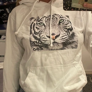 Hoodie  - Säljer en jättesnygg hoodie ifrån off zoo. Andvänd ett flertal gånger men använder ej längre. Storlek XS-S. Lite mindre passform men lägger sig jätttsnyggt! Säljer för 300 + frakt<3
