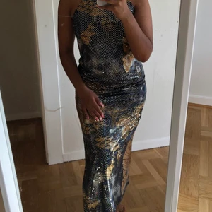 Glittrig klänning  - Lånade bilder! Köpte den här från Tise. Tyvärr sitter den inte alls lika fint på mig som den här tjejen. Storlek 38. Säljer den för samma pris som jag köpte den för! 