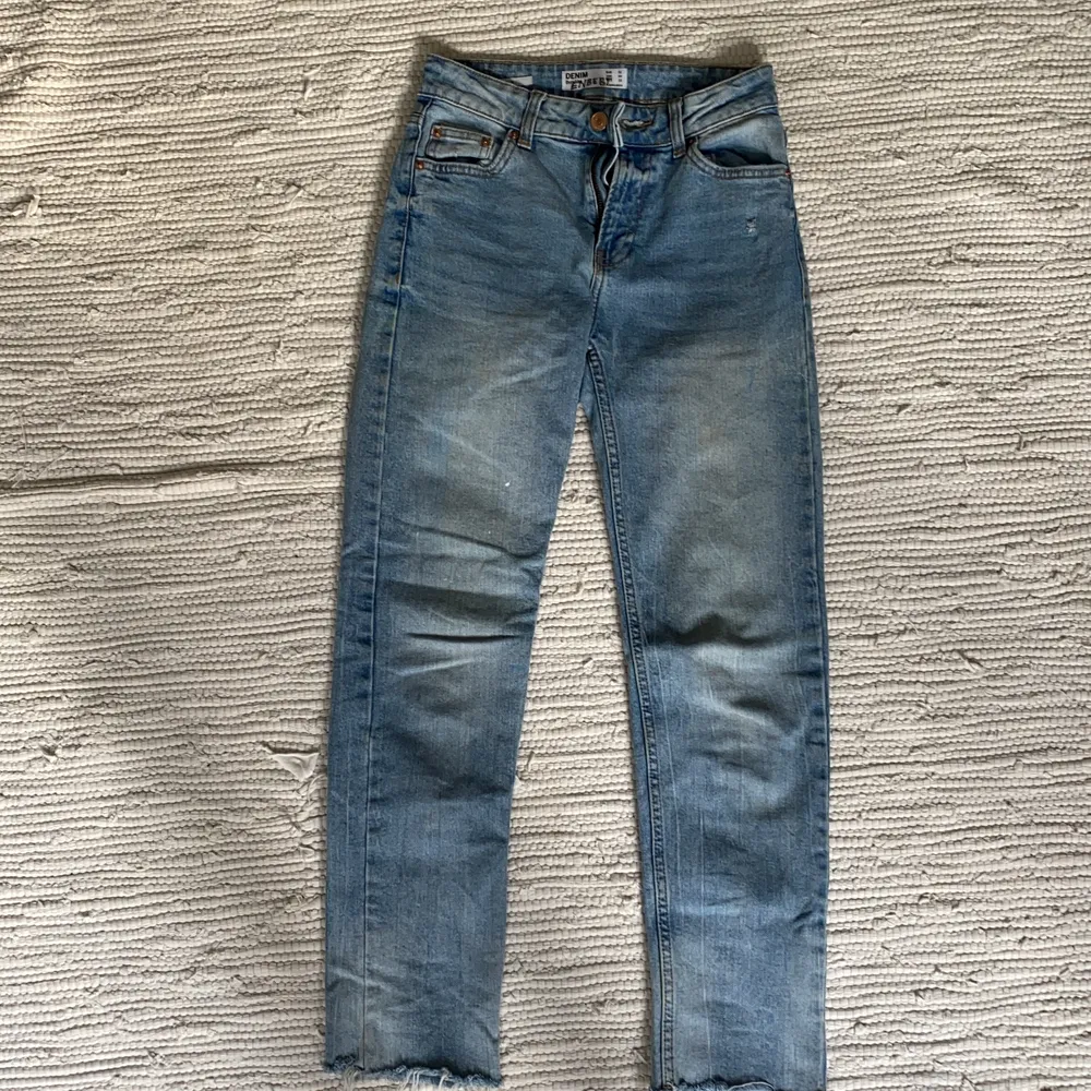 Säljer dessa fina jeans från Bershka. De är i en superfin blå färg och i superbra skick! De är i st xs/ 32🤍. Jeans & Byxor.