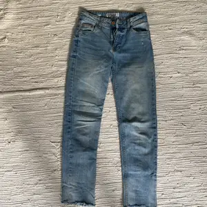 Säljer dessa fina jeans från Bershka. De är i en superfin blå färg och i superbra skick! De är i st xs/ 32🤍