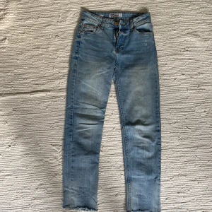 Jeans - Säljer dessa fina jeans från Bershka. De är i en superfin blå färg och i superbra skick! De är i st xs/ 32🤍