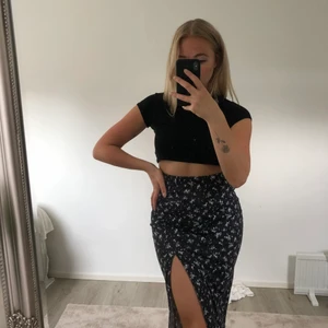 Kjol - Fin kjol i svart/ vitt mönster. Knappt använd. Perfekt slits på sidan. 