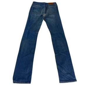 ACNE JEANS - STORLEK: 27 | Midjemått: 37cm | Innerbenslängd: 87cm | Fit: straight | Modell: HEX LENA |  🔮ERBJUDER ALLTID SAMFRAKT OCH MÄNGDRABATT. PS! ALLA PRISER ÄR FÖRHANDLINGSBARA🔮 OBS! Har en lite reva på baksidan, se bilden