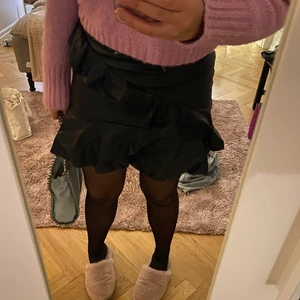 Skinnkjol  - Cool skinnkjol från bikbok med volang framtill!! ⚡️ från en gammal kollektion så svårt att hitta just denna kjol! 🎀⚡️