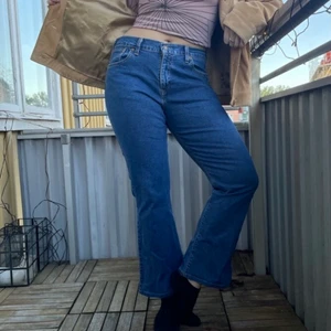 Levis jeans - Skitsnygga Levis 584 midwaist jeans med lite bootcut i lite kortare modell. Person på bild är 165cm. 