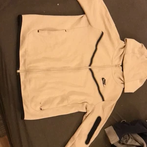 Nike tech fleece kofta - Hej säljer nu min Nike tech fleece kofta för den börjar bli liten den har ett litet hål i sig men kan försöka lagas innan köp🥰