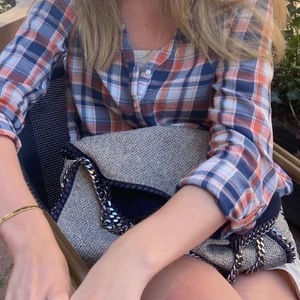 Stella McCartney väska - Säljer nu min ÄKTA Stella McCartney väska. Den är i limited edition, då materialet är tweed! Köpt på Vestiaire collective i våras, men kommer inte längre till användning!😇 Måtten är 37x37x10cm