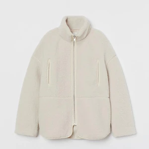 Pilejacka - Säljer nu denna populära pilejacka från hm! Den är i största storlek från barnavdelningen men i exakt samma modell som den ”vanliga”. Sitter perfekt på mig som vanligtvis är en XS/S