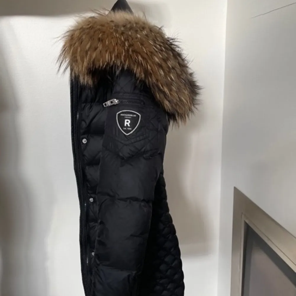 Rockandblue, Black Beam mid Raccoon Fur. Säljer 2 st. Pris: 2000kr/st. Nypris: 3800 kr/st vinter 2019. Använd 1 vinter så är i helt nyskick! Storlek 36 på båda.  . Jackor.