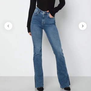 Slutsålda Lojsan Wallinxbubbleroom jeans - Slutsålda jeans i storlek 38R.                                            Tighta jeans med en slits nertill.  - Stretchigt material - Foder - 5-ficksdesign - Dragkedjestängning - Knapp