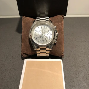 Michael kors klocka - Michael kors klocka i silvrigt Rostrittstål! Minimala slitage märken men fortfarande väldigt fin!