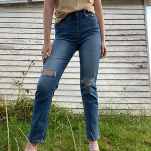 Blå jeans  - Mörkblå jeans, använda ett få tal gånger men tyvärr blivit för små för mig! Hålen är för högt upp på mig som är ca 172