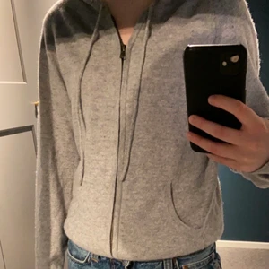 Kashmir kofta  - Säljer min super snygga Kashmir kofta från Davida! I fint skick⭐️💞 Denna modell är slutsåld💓