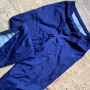 Reebook trackpants - Trackpants storlek 38/M med dragkedja längst ner på benet, kan användas som skid/snowboard byxor men är inte vattentåliga. 