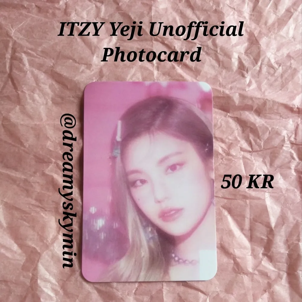 Unofficial Photocard på Yeji från ITZY. Gratis frakt och freebies ingår i köpet. Kostar bara 50 KR. Kontakta mig om du är sugen på att köpa.. Övrigt.
