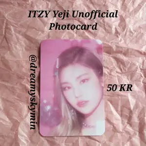 Unofficial Photocard på Yeji från ITZY. Gratis frakt och freebies ingår i köpet. Kostar bara 50 KR. Kontakta mig om du är sugen på att köpa.