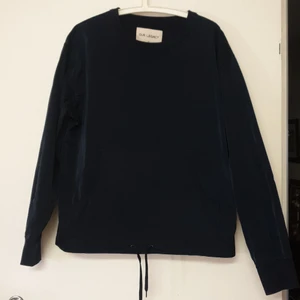 OUR LEGACY sweatshirt  - Unisex, färg" oil blue", kan mötas I city och kan också frakta.