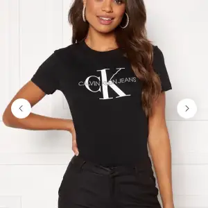 Äkta Calvin Klein t-shirt  •Använt 2-3ggr  •Storlek S •349kr + frakt 📦  •Säljs på grund av den inte kommer till användning.