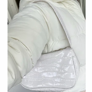 Handväska 🤍 - En vit handväska med krokodil liknande mönster. Kommer inte mycket till användning och därför använd fåtal gånger💕 (Frakten ingår i priset) 