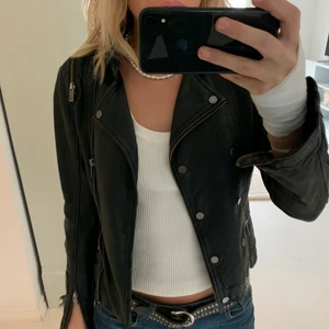 Skinnjacka - Säljer denna skinnjacka från soft goat,  nypris ca 2000kr. Lagad på baksidan, skriv för bild. Frakt 66kr