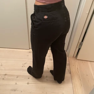 Dickies kostymbyxor  - Svarta dickies byxor i bra skick! Säljer då jag har ett par exakt likadana. Storlek w28 L30! (Fläckarna är på spegeln inte på byxorna). Köparen står för frakten!