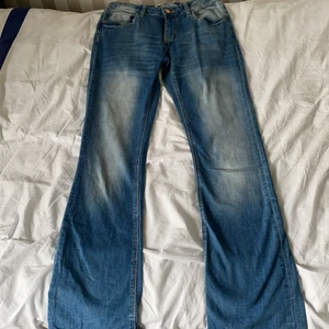 Bootcut jeans  - Ljusblå bootcut jeans från Lindex i fint skick. Storlek 170 barn, skulle säga att de är XS i vuxen storlek. Midjemått 34cm och innerbenslängd 80cm.
