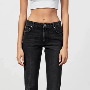 Zara jeans lådmidjafe - Säljer dessa helt nya jeans som jag ÄLSKAR och har endast provat pågrund av köp av 2 par, pris kan diskuteras 