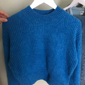 Blå stickad tröja - Super fin stickad tröja som är slutsåld från weekday! Använt max 2 gånger😍passar till så mycket nu till höst, köparen står för frakt, skriv vid minsta fundering🥰🥰