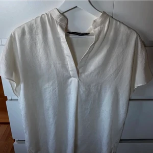 Topp - Säljer denna jätte sköna topp från Zara, väldigt fint skick använd max två tre gånger!💞 