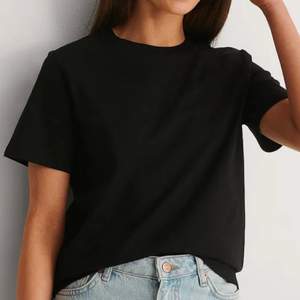 Svart T-shirt från nakd⭐️ använd fåtal gånger⭐️ härligt material⭐️ bra bas plagg⭐️