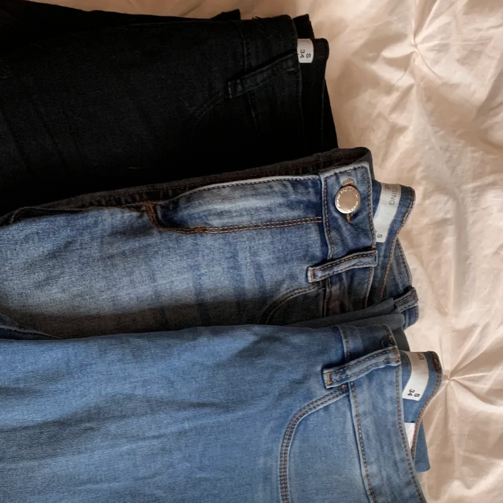 Skinny jeans med långa ben från Cubus, väldigt stretchiga och bekväma. 150kr för ett par, eller 300kr för alla tre 🍓🤍 nypris är 300kr för ett par. Köpare står för frakt om så önskas<3. Jeans & Byxor.