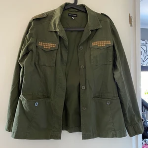 Jacka  - Säljer en grön jacka men guld detaljer i storlek 36/38 ifrån Kappahl, använd fåtal gånger men är i fint skick. 