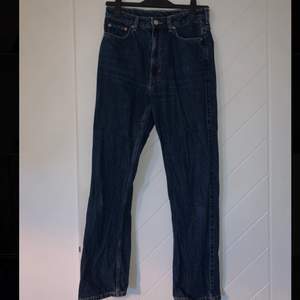 Mörkblåa weekday jeans i nyskick!! Modell: rowe, straight jeans. Längd 30, och S i midjan. Inte använda så mycket och köparen står för frakt💗