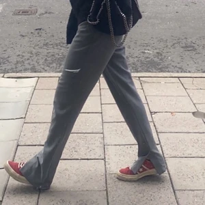 Kostymbyxor med slits - Säljer mina kostymbyxor med slits, storlek 38 